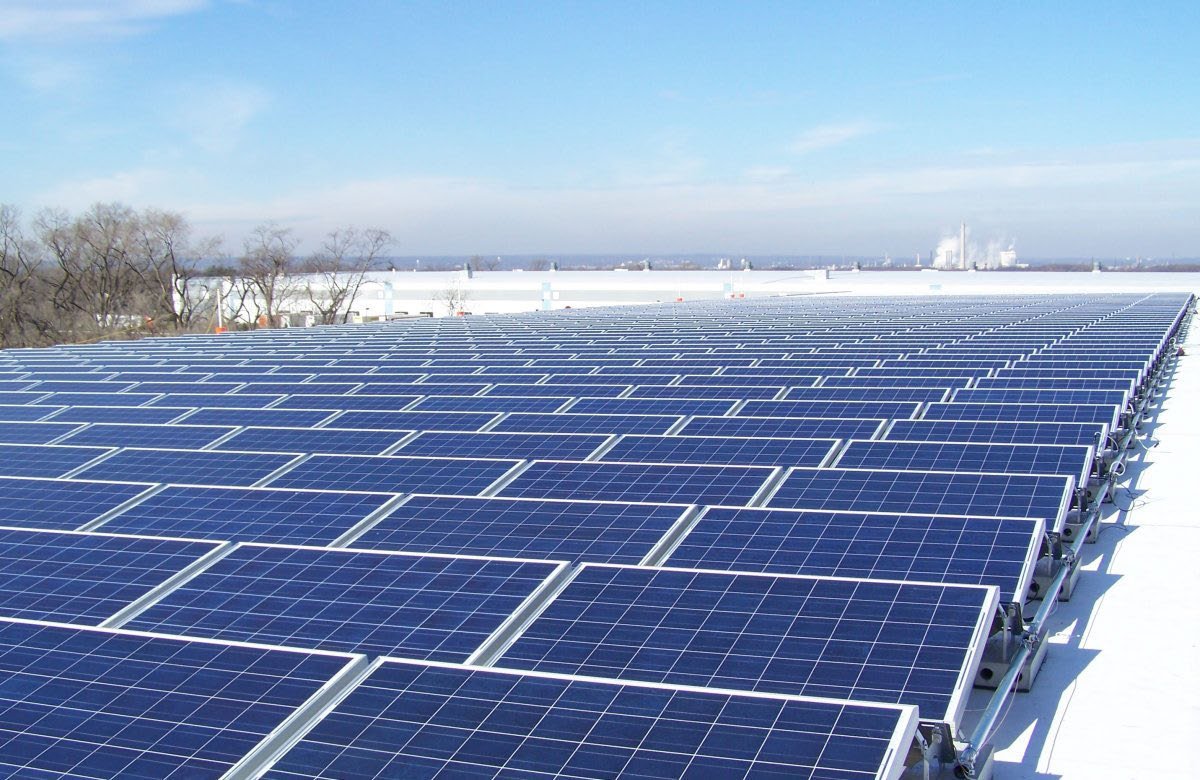 Großflächige Flachdach-Solaranlage, Anwendungsbeispiel aus dem ALUVIO-Katalog