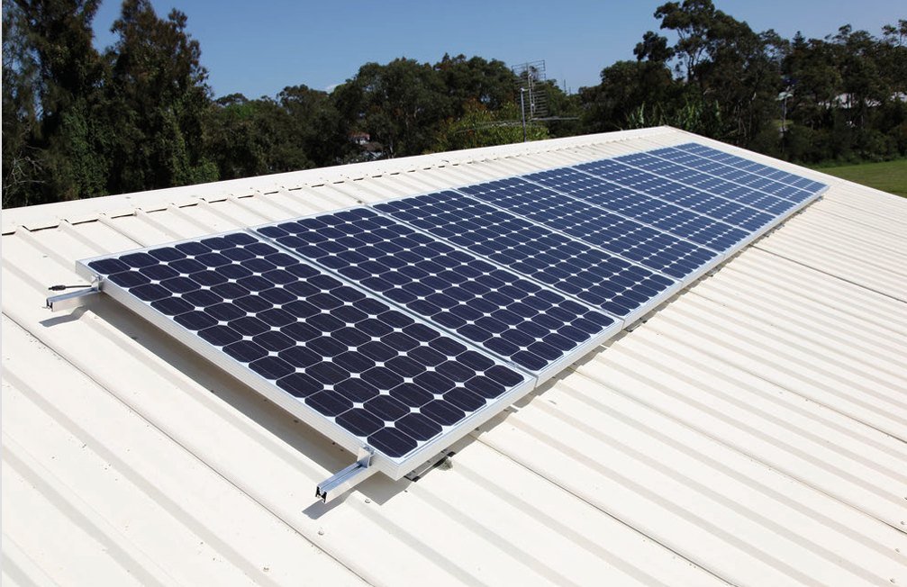 Solarmodule auf Trapezblechdach mit ALUVIO Kurzschienen-Montage